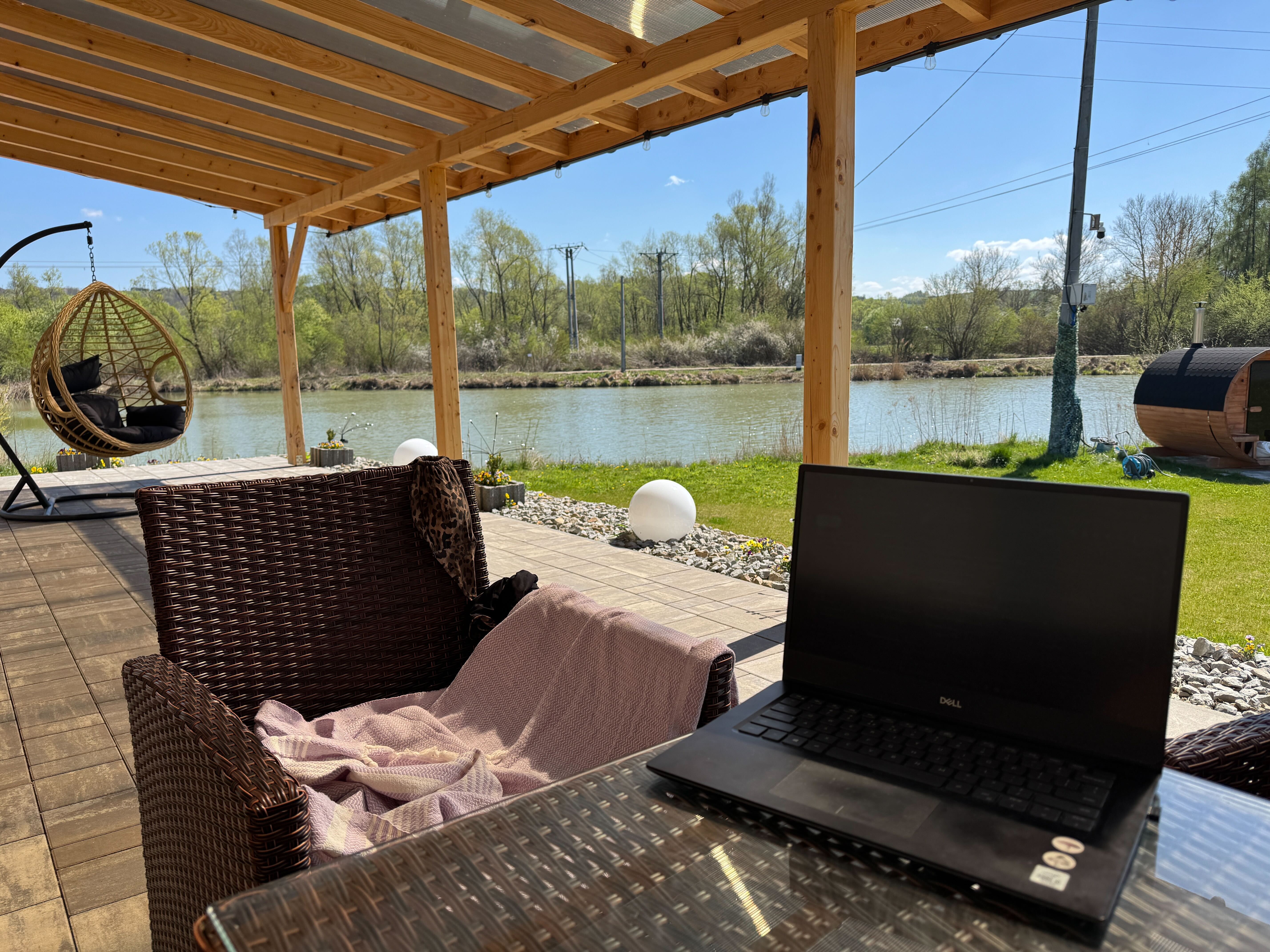 Kuba laptop nad rzeką